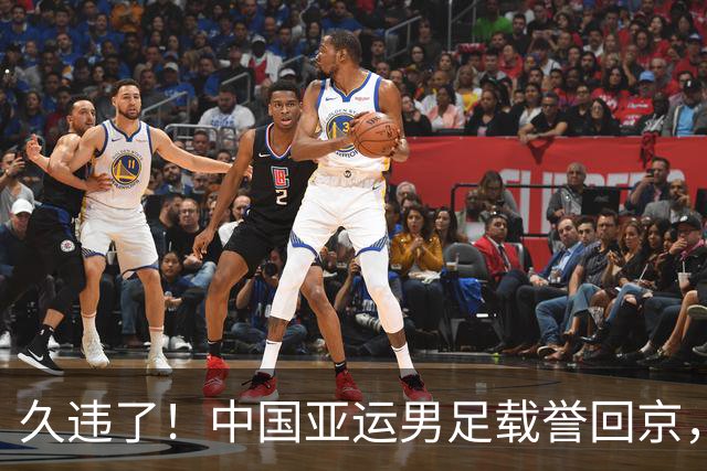 久违了！中国亚运男足载誉回京，数百球迷热情接机