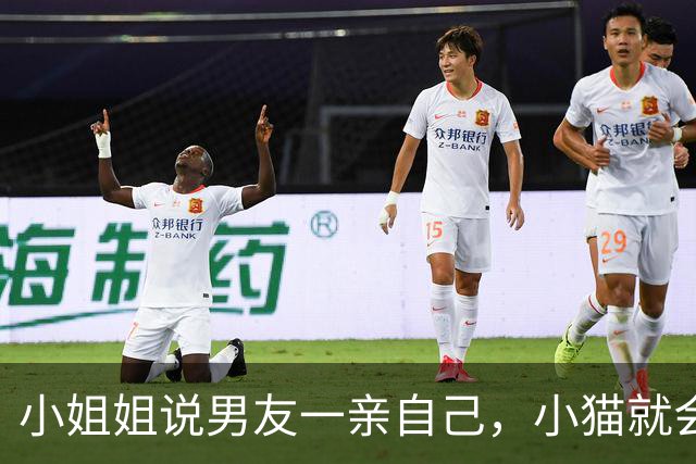 小姐姐说男友一亲自己，小猫就会变成藏狐…表情真的好嫌弃哈哈