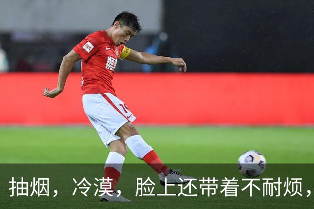 抽烟，冷漠，脸上还带着不耐烦，白车司机根本不觉得自己有错